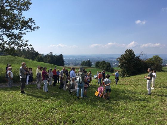 Publikum auf der Wiese beim Eingang des Reservoirs