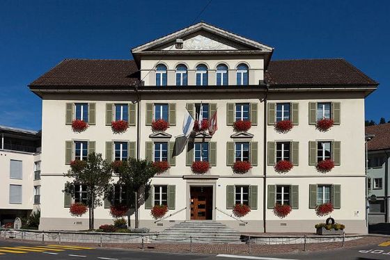 Schulhaus Unterägeri: Zur Bildung muss man emporsteigen — die Treppe zeigt's an