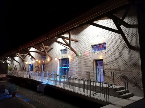 Ansicht der Aussenfassade des Langhuuses bei Nacht mit farbiger Lichterkette