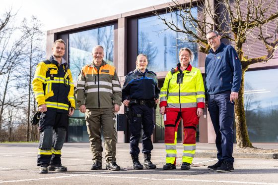 Vertreter der Partnerorganisationen vor Ausbildungszentrum Schönau