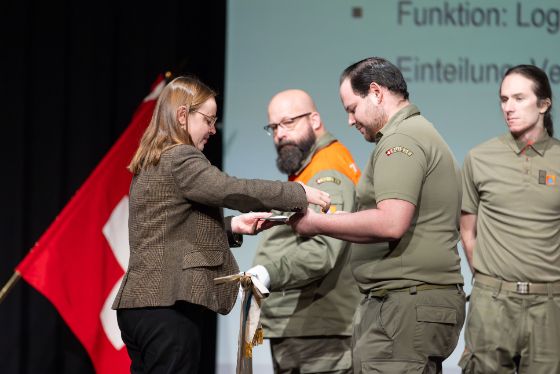 Regierungsrätin Laura Dittli bei der Beförderung eines Kaderangehörigen