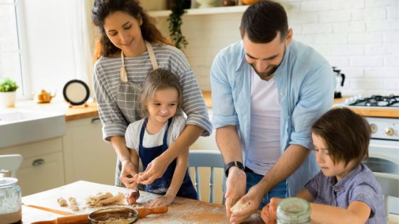 Eltern mit Kindern am Kekse backen