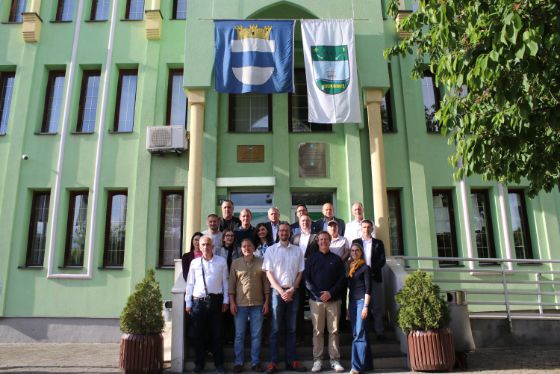 Delegation-aus-Zug-erste-Reihe-mit-Gemeindevertreterinnen-und-vertretern-vor-dem-Stadthaus-in-Kalesija