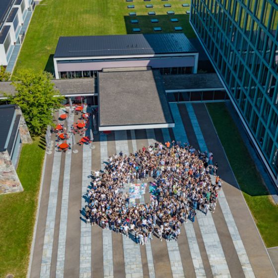drohnen_menschentraube-mit-schulhaus