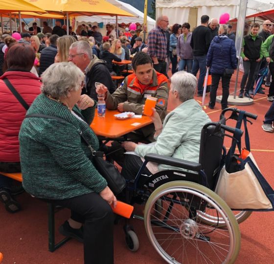 Bewohnerin des Alterszentrums Chlösterli unterhält sich mit einem Zivilschützer