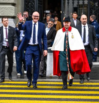 Bundesrat Martin Pfister in Begleitung des Standesweibels_Quelle_Andreas Busslinger