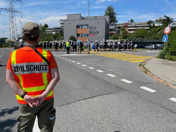 Zivilschützer bei Verkehrsdienst während Umzug