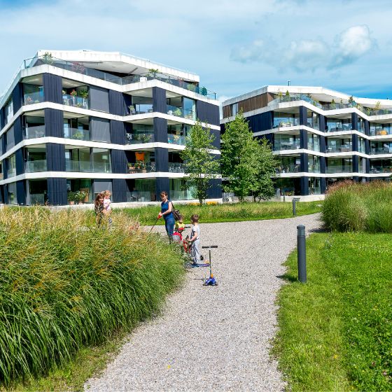 Familie mit Wohnhäuser im Hintergrund