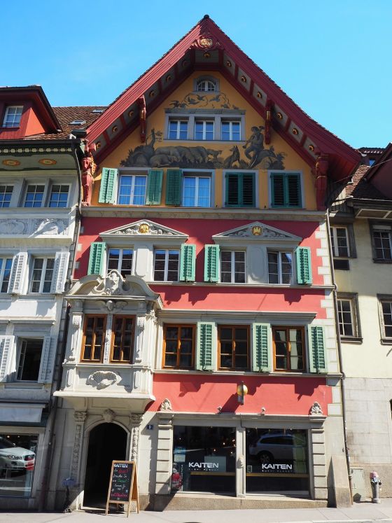 Restaurant zum Frieden mit roter Fassade