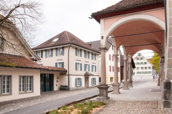 Bild 1: Ein geführter Spaziergang mit Fachleuten der Denkmalpflege und einem Architekten durch den Dorfkern von Unterägeri. Foto: Amt für Denkmalpflege und Archäologie Kanton Zug