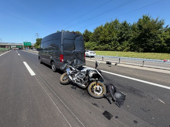Motorradlenker bei Auffahrkollision lebensbedrohlich verletzt