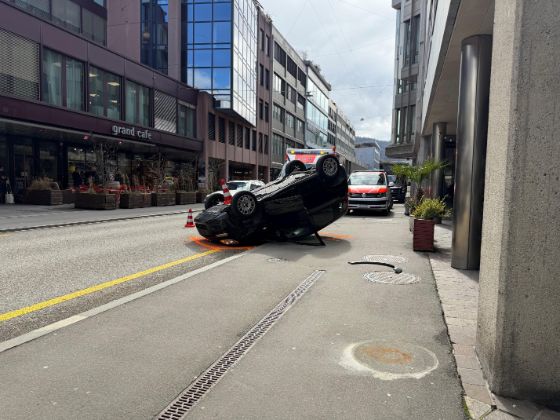 Fahrzeug landet auf dem Dach