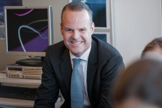 Stephan Schleiss auf Besuch im Schulhaus Kirchmatt in Zug
