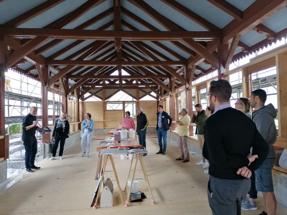 Gruppe im Innern der Trinkhalle