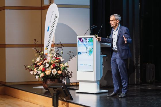 Prof. Dr. Mathias Binswanger referierte zur kontrovers diskutierten Frage «Mittelmässige Akademiker statt gute Praktiker?» (Bild: Jennifer Pitton)