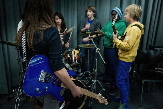 Bilder zum Fokusthema "Psyche": Selbstwirksamkeit erleben. Zum Beispiel beim Musizieren. Bilder: Michel Gilgen.