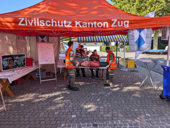 Evakuiertes Kulturgut wird der Sammelstelle übergeben