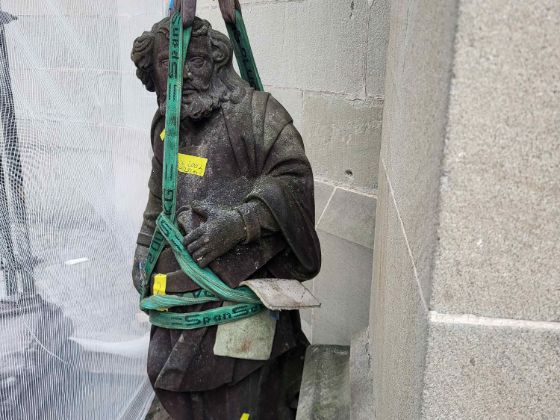 Die kürzlich abgenommenen Skulpturen der Kirche St. Oswald sind aktuell im Lapidarium St. Michael untergebracht und können im Rahmen der Führung aus der Nähe betrachtet werden. Foto: Katholische Kirchgemeinde Zug