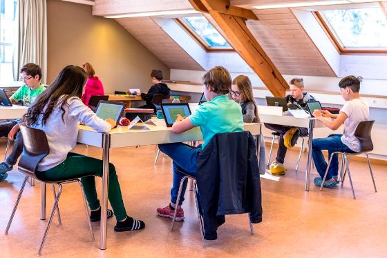 Konzentriert bei der Sache: Zuger Schülerinnen und Schüler messen ihre Sprachkenntnisse