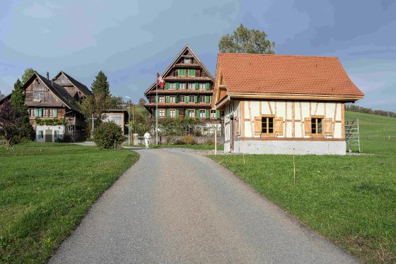 Bild 4: Im idyllischen Weiler Büessikon wurde ein ehemaliger Hühnerstall zu Wohnraum umgenutzt. «Auf kleinem Raum zu wohnen, hat handfeste Vorteile», findet die Mieterin und Schwester des Eigentümers. Foto Regine Giesecke
