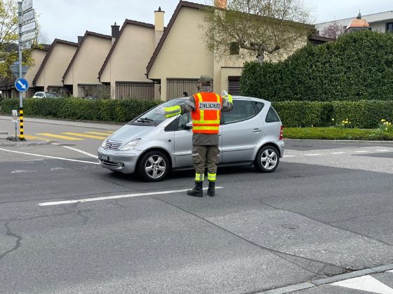 Zivilschützer beim Lenken des Verkehrs in Baar