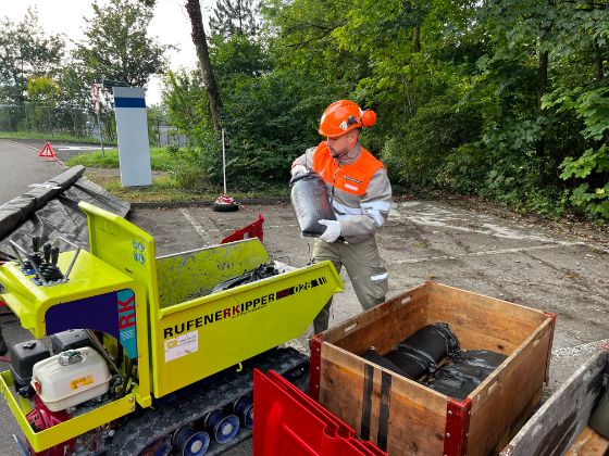 Zivilschützer wird in Hochwasserschutz ausgebildet