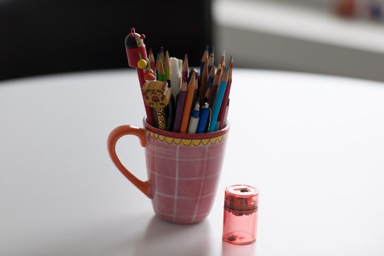 Tisch mit Stiften