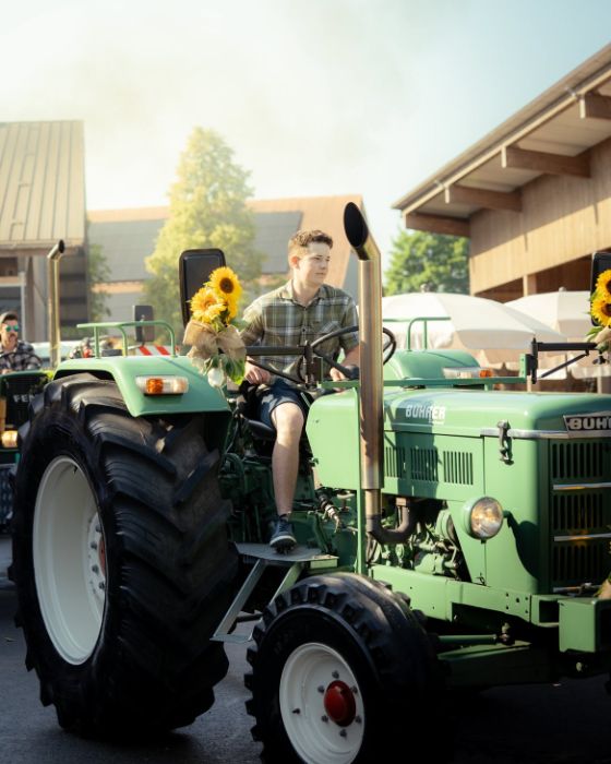 Landwirt auf Traktor