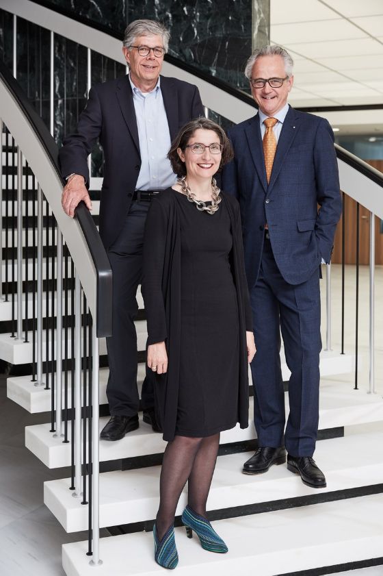 Gruppenfoto auf Treppe