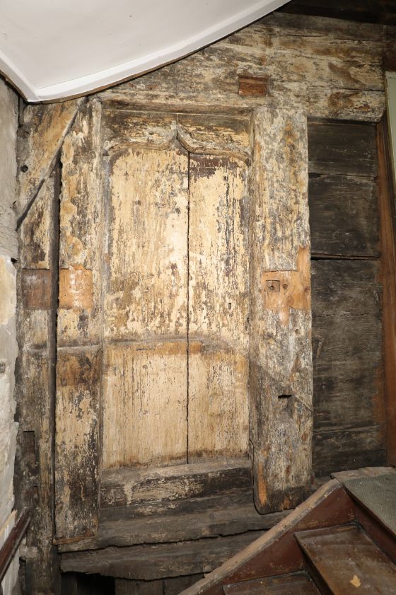 Türöffnung aus Holz vor Treppe