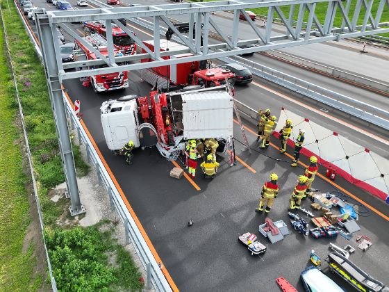 MM111_Huenenberg_Schwerer-Verkehrsunfall-auf-der-Autobahn-A4_Bild-1